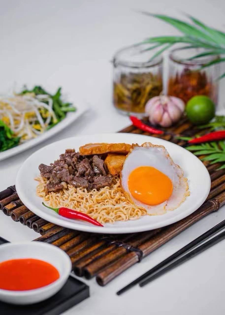 មីឆាសាច់គោ + ពងទា
